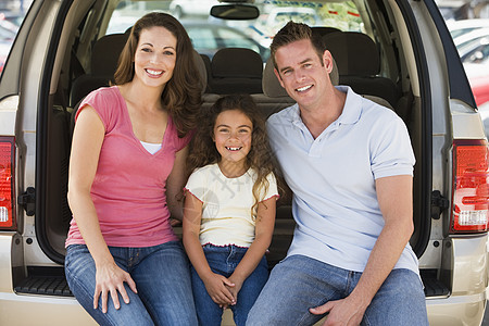 家庭坐在面包车后面微笑的笑容树干爸爸农村父亲女士女性商务车活动拉丁父母图片