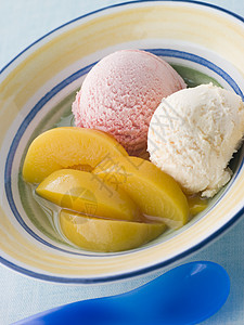桃子碗和冰奶食谱水果桃果零食厨艺烹饪乳制品餐孩子们冷冻背景图片