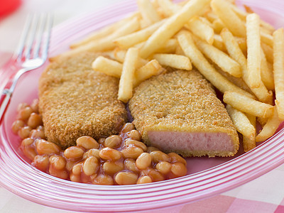 与烤豆和薯片混合的面包饼午餐肉用具生产儿童餐猪肉孩子们筹码烹饪盘子面包屑油炸图片