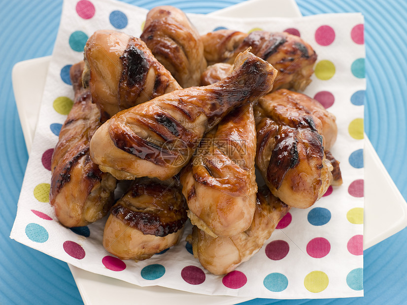 烤鸡和蜜糖粉炸鸡棒水平鼓槌餐派对鸡腿孩子们烹饪蜂蜜家禽自助餐图片