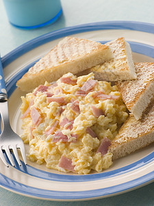含含Ham和拖网三角形的鸡蛋早餐孩子们厨艺婴儿火腿用具盘子吐司餐刀具图片