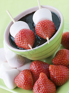 草莓和棉花糖加巧克力酱的棒子火锅食物孩子们水果巧克力儿童餐糖棒浆果糖果甜食图片