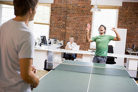 两名男子在办公室空间打乒乓球男性男人商务胜利乒乓三个人中年桌子优胜者同事图片