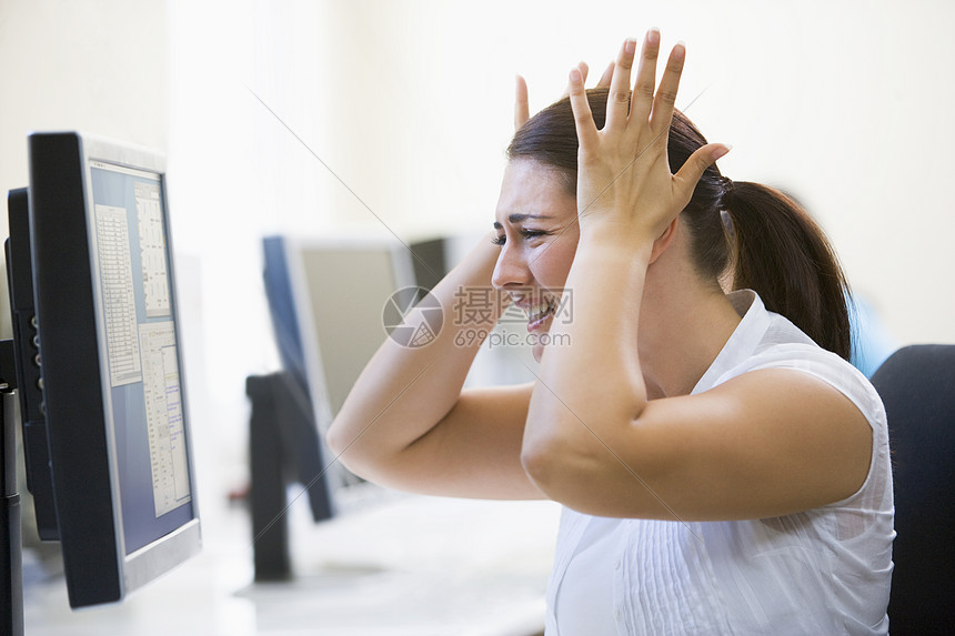 计算机房中的女人看起来很沮丧图片