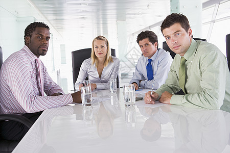 4个商界人士在一间会议室里生意人会议男性会议桌水平董事会男人业务中年同事图片