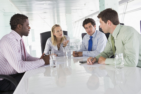 4个商业人士在会议室谈话图片