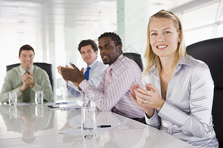 一个会议室的四位商务人士 鼓掌鼓掌业务会议桌公司四个人生意人会议中年男性商务同事图片