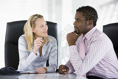 两个在办公室谈话的 商务人士图片