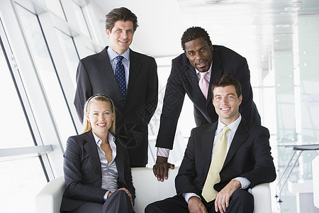 办公室的四位商务人士在大厅微笑着笑伙伴生意人女士同事业务女性男性四个人商务大堂图片