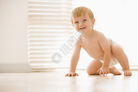 婴儿在室内爬动时微笑着笑容男生关爱幸福孩子们男性小男孩孩子样子水平图片