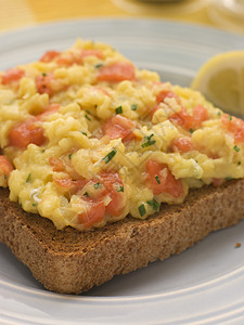 棕土豆上闪烁的鸡蛋和烟熏的鲑鱼柠檬烹饪熏制早餐乳制品面包水果食谱海鲜午餐图片
