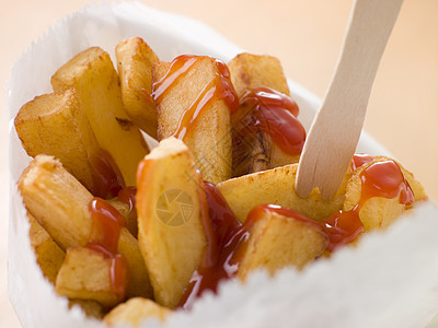 用木叉和番茄酱 装在袋子里的薯片食物食谱素食者餐具油炸厨艺烹饪水平用具薯条图片