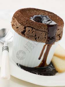 热巧克力蛋奶酥配巧克力酱和甜点糖果食物厨房勺子巧克力糖皮餐具饼干语言图片