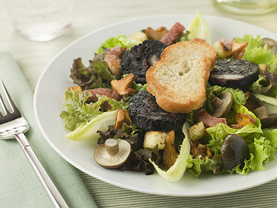 培根和蘑菇面包棒食物盘子猪肉用具食谱冠军小酒馆面包厨房图片