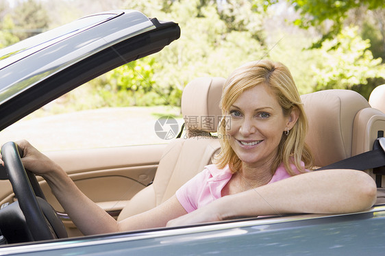 坐在可兑换汽车上的妇女笑着中年女士男性成人婴儿农村摩托车敞篷车微笑相机图片