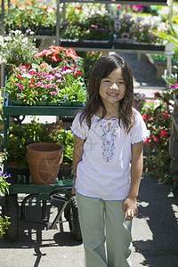 植物托儿所的女童背景图片