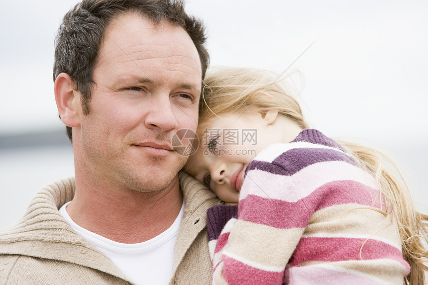 父亲在海滩抱着女儿季节儿子视图孩子海洋爸爸衣服中年男性女孩图片