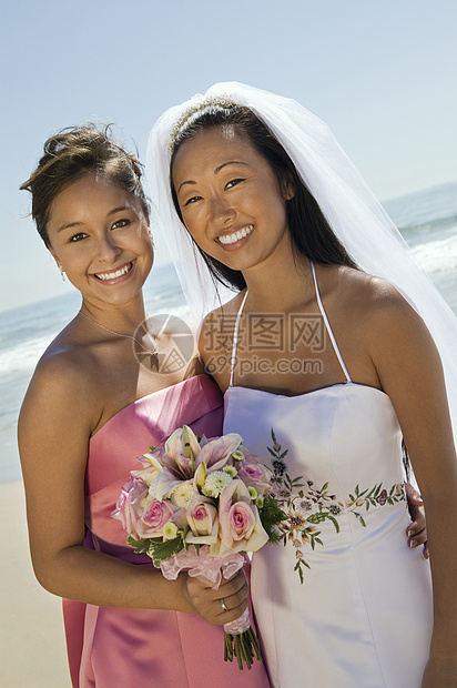 海滩上与新娘的新娘图片