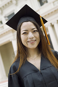 青年女毕业生手臂头顶成年人文凭服饰校友学术双臂礼服长袍图片