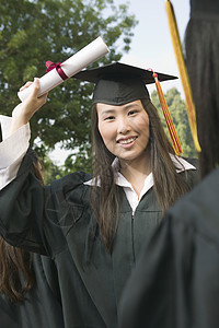 毕业生持有文凭学术界衣服毕业典礼服饰成年人学术双臂礼服仪式风俗图片