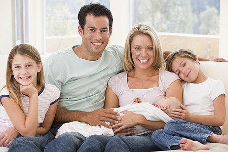 家庭在起居室 婴儿微笑沙发女孩新生女士母亲男性休息室女儿五个人孩子们图片