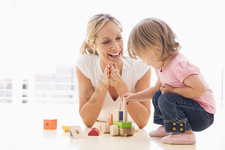母亲和女儿在室内玩耍 微笑学习客厅儿童女孩卡车休息室两个人妈妈玩具水平图片