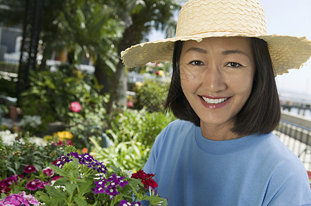 妇女持花场景时间成年人园艺培育女性眼神园丁享受花朵图片