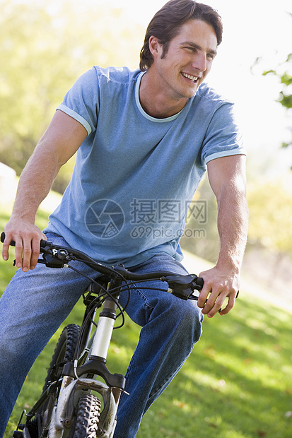 骑自行车的户外男人微笑着活动享受山地男性骑术年轻人农村爱好公园图片