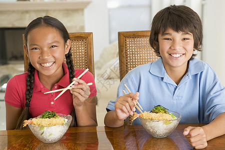 吃美食两个小孩在饭厅吃中国菜 笑着笑着姐姐家庭男生青春期兄弟姐妹孩子们食品美食享受外卖背景