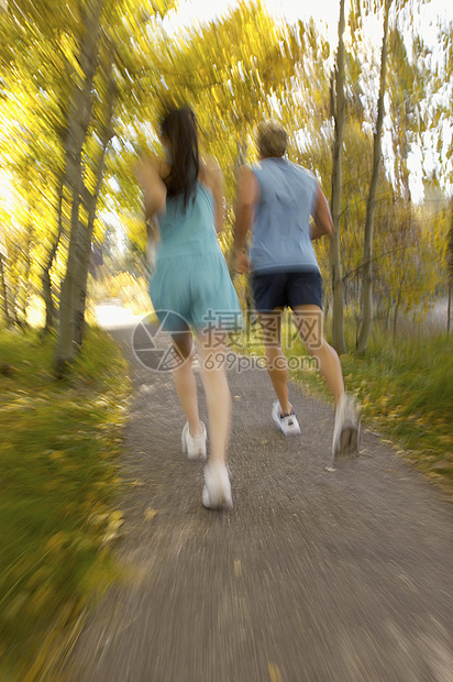 在木制道路上慢跑的情侣图片