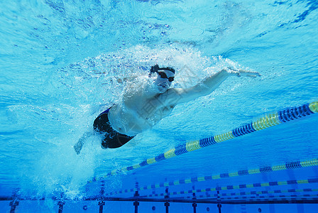 在游泳池游泳的人帽子摄影活力男性成年人男人中年全身泳帽身体素质图片