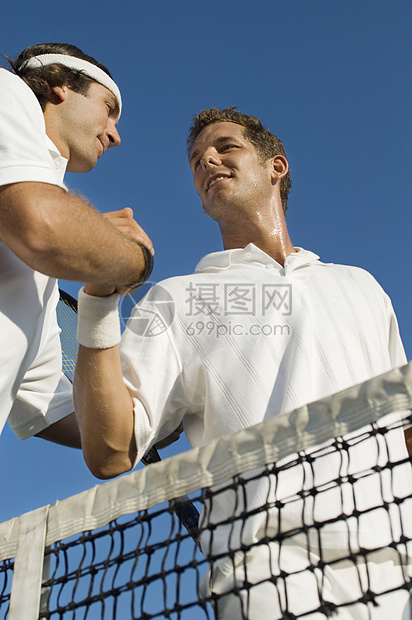 网球玩家在网上握手比赛中年人对抗摄影男士低角度竞技男人运动装备图片