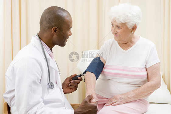 检查女考室妇女血压的医生微笑着微笑袖口病人男性两个人疾病卫生手术顾问保健女性图片