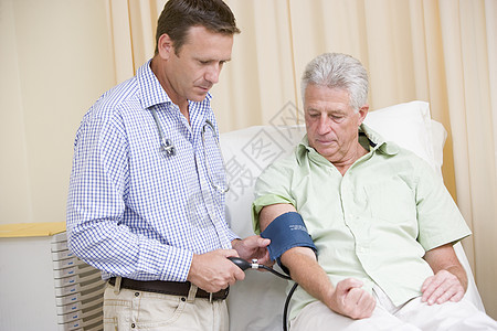 在检查室检查男性血压的医生医院监视器两个人考试疾病顾问医师外科中年卫生图片