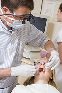 由女主席担任的检查室牙医和助理外科女士口罩女子面具考试男人牙科三个人中年图片