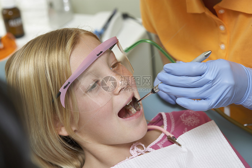 女孩接受牙科检查女孩们机构孩子们牙齿职业口腔牙科医生劳动设施牙医图片