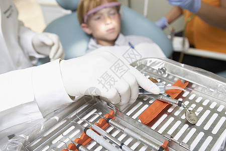 牙医办公室的男孩女性设施保健助理惊吓男生工作牙科职业器械图片