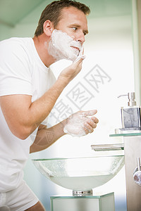 男人在浴室刮胡子护理头肩卫生微笑剃刀男性泡沫剃须个人内衣图片