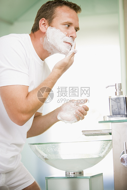 男人在浴室刮胡子护理头肩卫生微笑剃刀男性泡沫剃须个人内衣图片