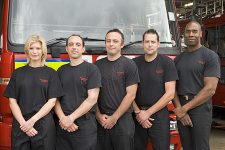 消防员站在消防机旁边的纵火者肖像微笑男人女性英雄消防车中年人情况好榜样消防队员中年图片