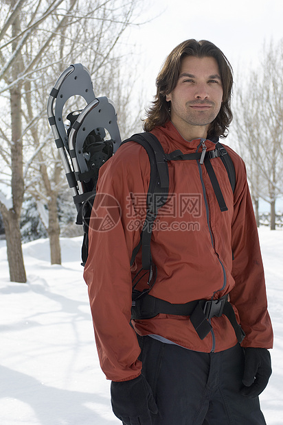 背着雪鞋的男人被压在背后鞋类装备成年人闲暇中年人男性眼神中年半身时间图片