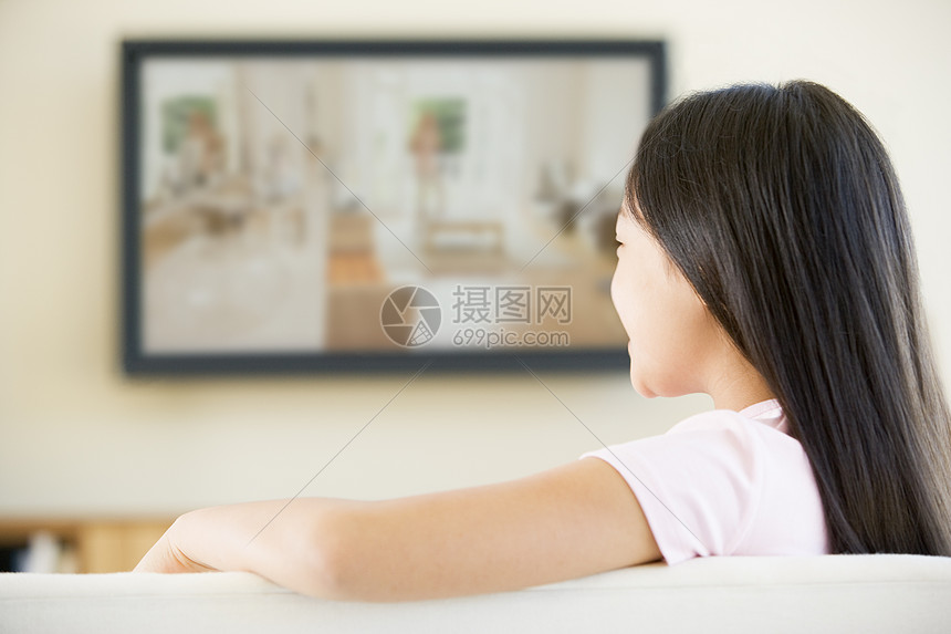 带平屏电视的起居室年轻女孩图片