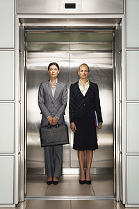 电梯中的女商务人士图片