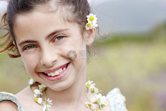 头发有鲜花的小女孩植物群孩子们表情摄影眼神女孩们珠宝女性项链童年图片