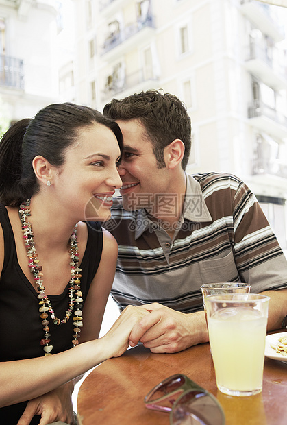 在人行咖啡厅欢快的情侣图片