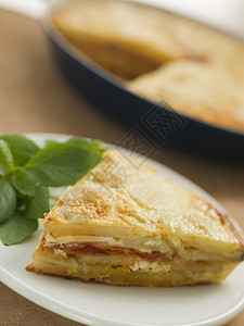 梅饼西班牙马铃薯和欧梅莱特肉馅食品盘子乳制品小吃生产午餐奶制品食物焦距背景