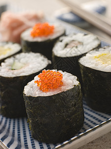 一张牌子上的小滚寿司海鲜影棚美食食物盘子工作室白萝卜鲑鱼子井仓鱼卵图片
