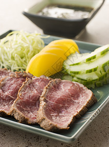 配有Ponzo酱的密封牛肉排美食黄瓜生产酱油蔬菜食物盘子食品图片