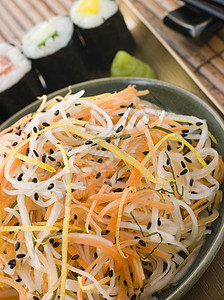 Daikon和与Sesame寿司和Wasabi美食生产萝卜蔬菜沙拉调味品种子食品配菜盘子图片