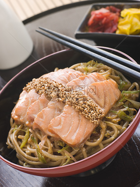 芝麻碎鲑鱼炸面粉和小菜种子寿司筷子调味品主菜海鲜食物食品鱼类美食图片